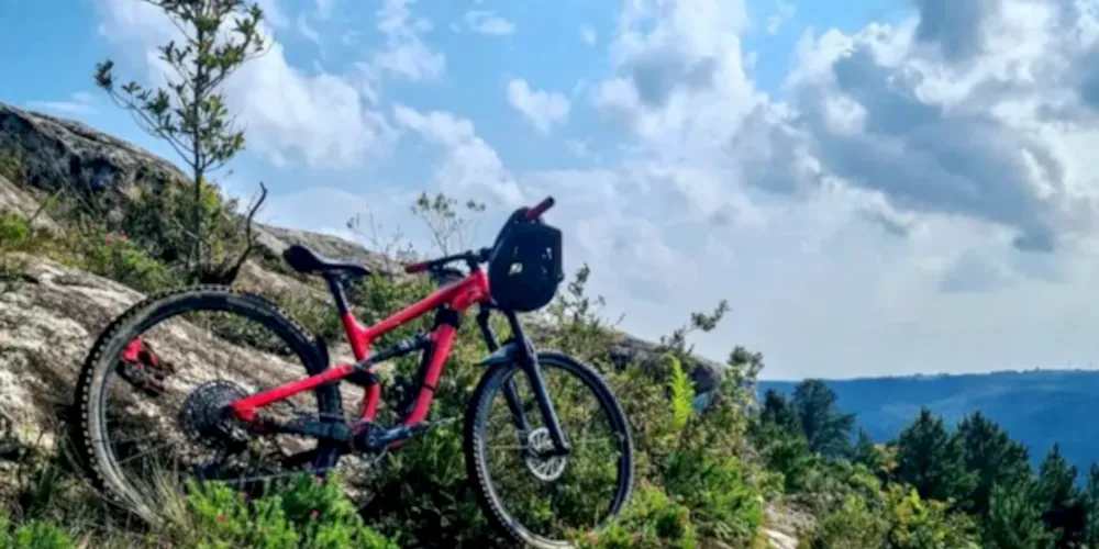 Entre as bikes levadas está uma Cannondale Habit 3 tamanho P