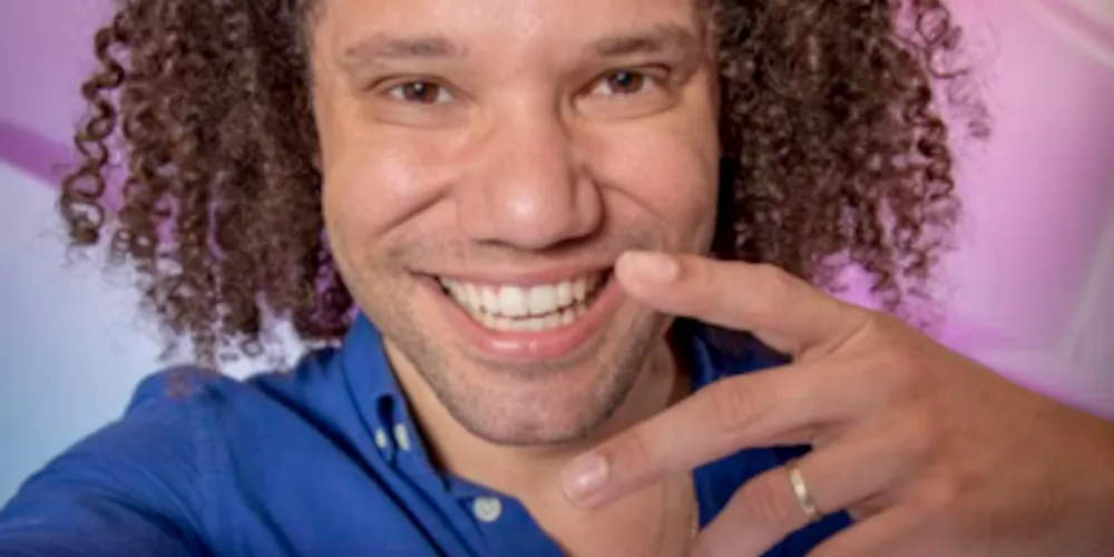 Maycon é cozinheiro escolar, natural de Balneário Camboriú, em Santa Catarina.