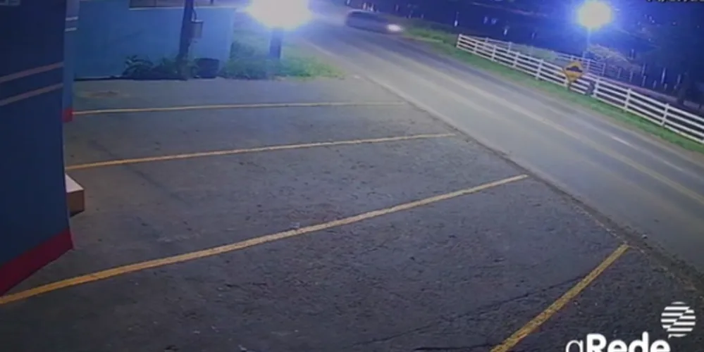 Acidente ocorreu na noite deste domingo (14).