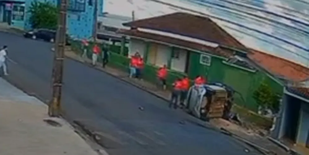 Carro ficou tombado na calçada.