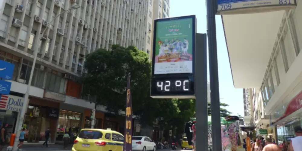 Termômetros de rua em Copacabana, zona sul do Rio de Janeiro, marcaram 42ºC graus na manhã dessa quarta-feira (17).