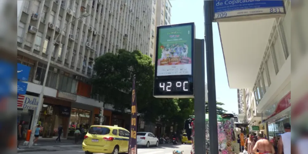 Termômetros de rua em Copacabana, zona sul do Rio de Janeiro, marcaram 42ºC graus na manhã dessa quarta-feira (17).