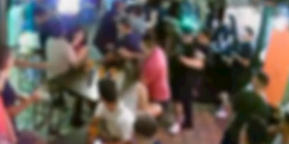 Após a garrafada, foi levada ao pronto-socorro devido ao intenso sangramento.