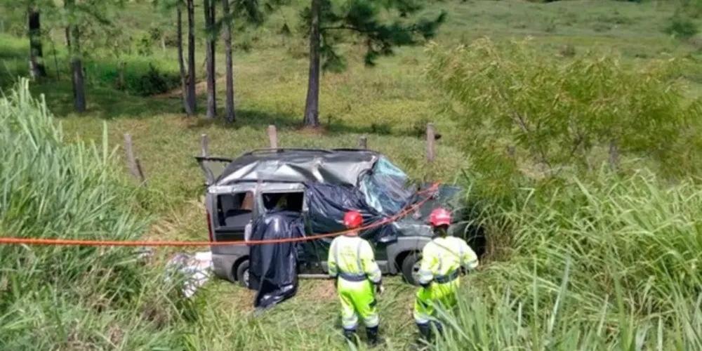 Carro caiu de barranco e duas pessoas morreram