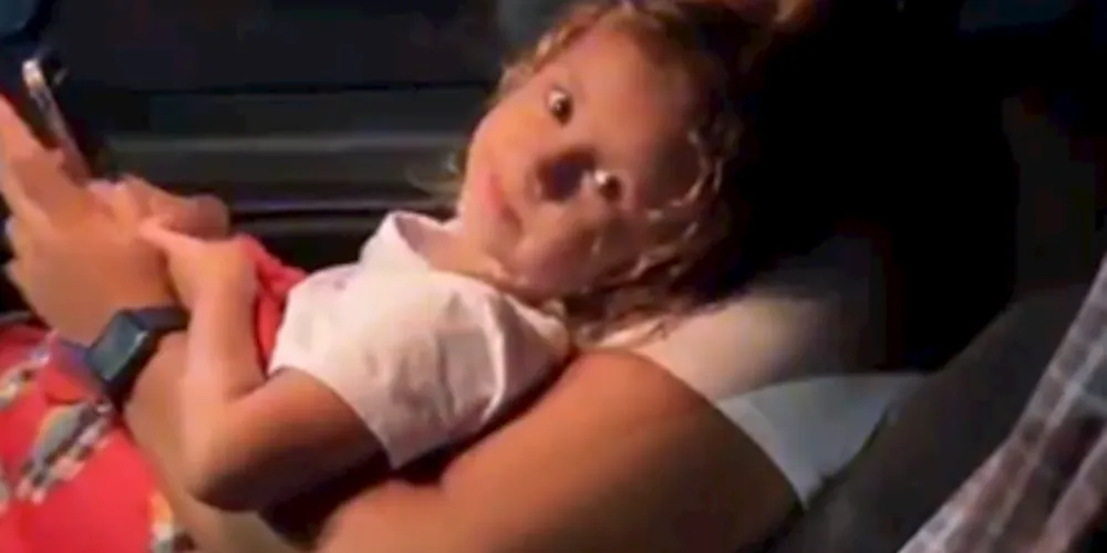 Ágatha havia sido sequestrada pela sua mãe biológica, Emily Santos Saraiva, de 18 anos, e o namorado dela, Maicon Henrique Paco, que foram presos no local.