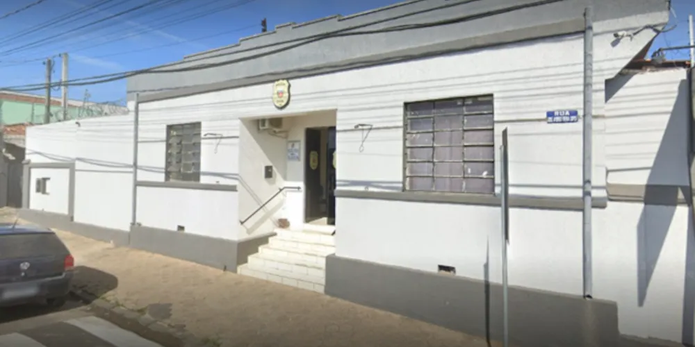 Os policiais civis localizaram o autor e o conduziram à Delegacia, onde foi efetuada a prisão pelo crime de homicídio tentado.