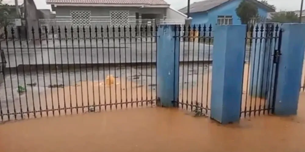 Moradores das residências no final da rua Cronos estão sofrendo com o problema.