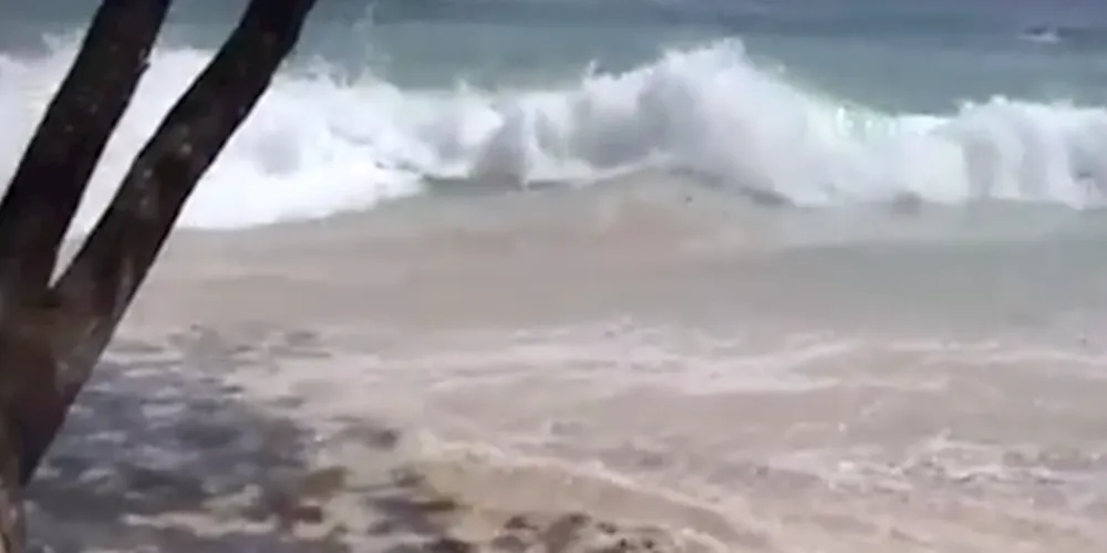 No vídeo, é possível ver o mar bastante agitado e com um recuo incomum.