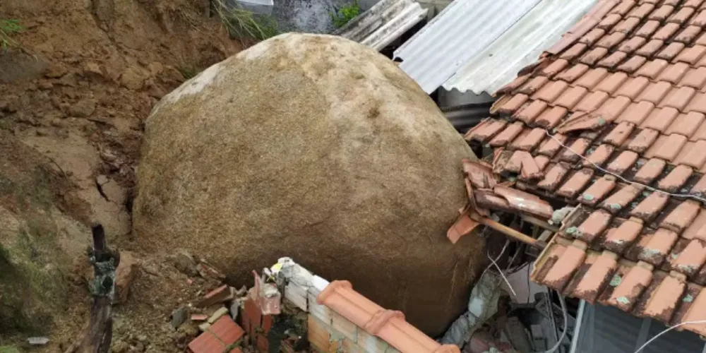 Não há previsão para retirada da pedra e, por isso, a casa permanecerá interditada.
