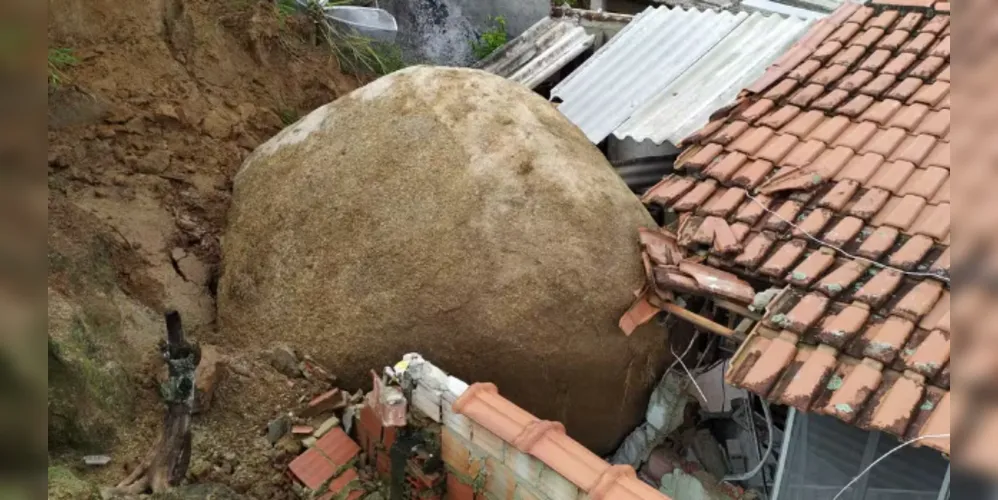 Não há previsão para retirada da pedra e, por isso, a casa permanecerá interditada.