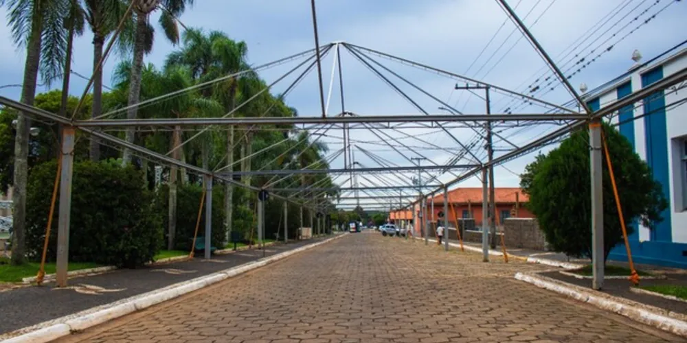 A empresa que possui contrato com o município já começou a montar a estrutura de tendas para os dois palcos e para a praça de alimentação