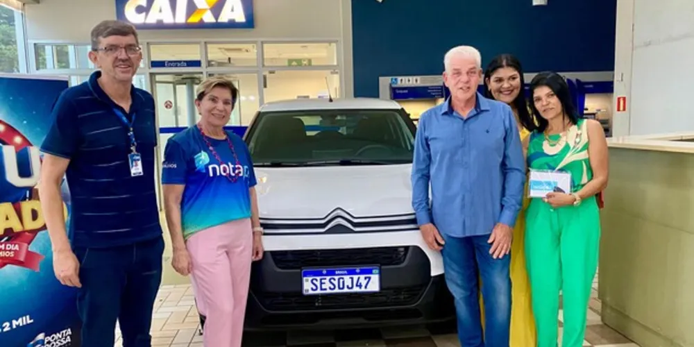 As chaves do automóvel Citröen C3 0 km foram entregues pela prefeita Elizabeth Schmidt a Marcos Rogério Breus, responsável pelo Espólio de João Breus, ganhador do sorteio no final de 2023
