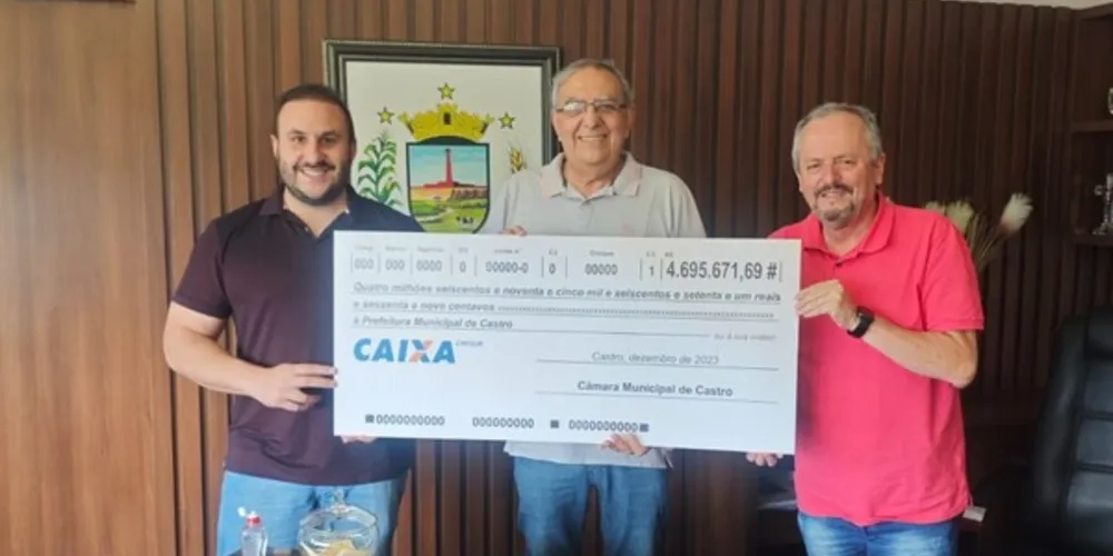 O cheque simbólico foi entregue pelo presidente da Casa, vereador Neto Fadel (Patriota), e pelo vereador Joel Elias Fadel (Patriota) ao prefeito Álvaro Telles