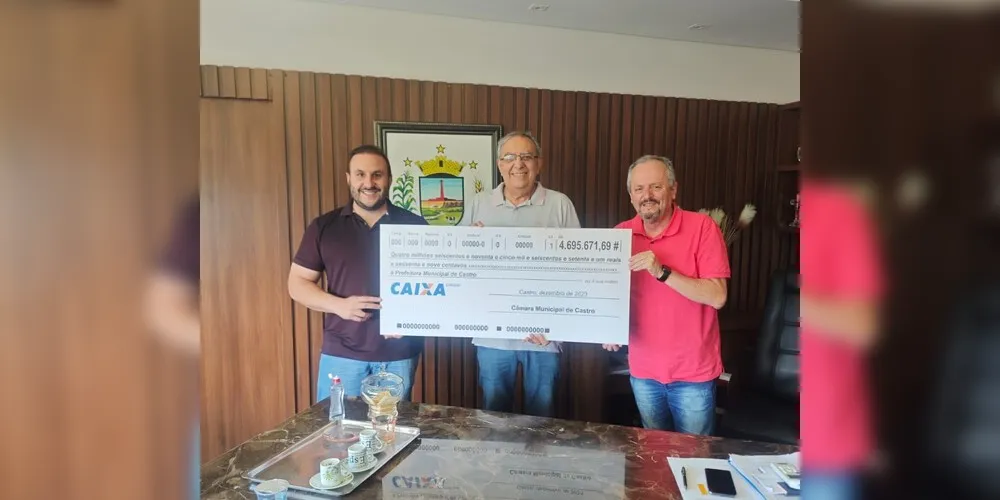 O cheque simbólico foi entregue pelo presidente da Casa, vereador Neto Fadel (Patriota), e pelo vereador Joel Elias Fadel (Patriota) ao prefeito Álvaro Telles