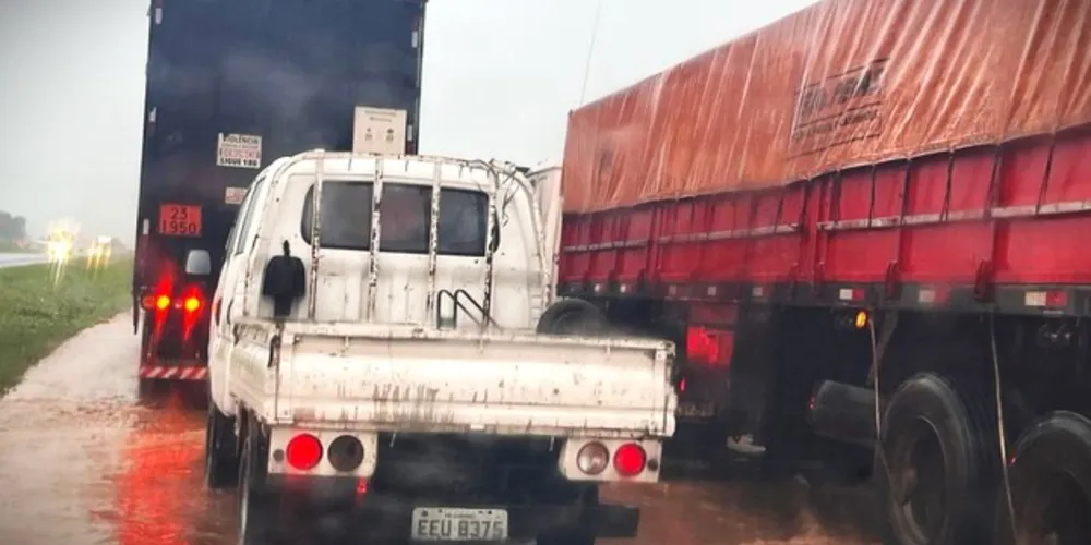 Na PR-151, as chuvas também deixaram a rodovia alagada