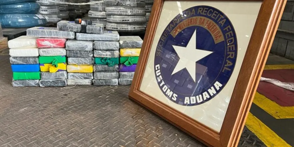 Os 33 tabletes de cocaína foram encontrados no compartimento do motor de um contêiner
