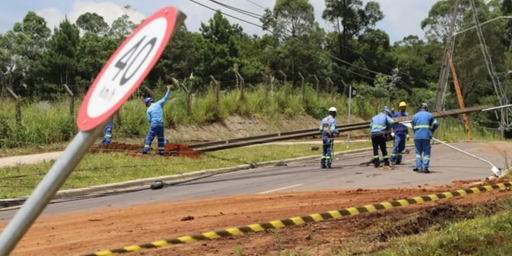 Locais que ainda não voltaram a ter energia precisam de substituição de postes e retirada de árvores que caíram sobre os cabos