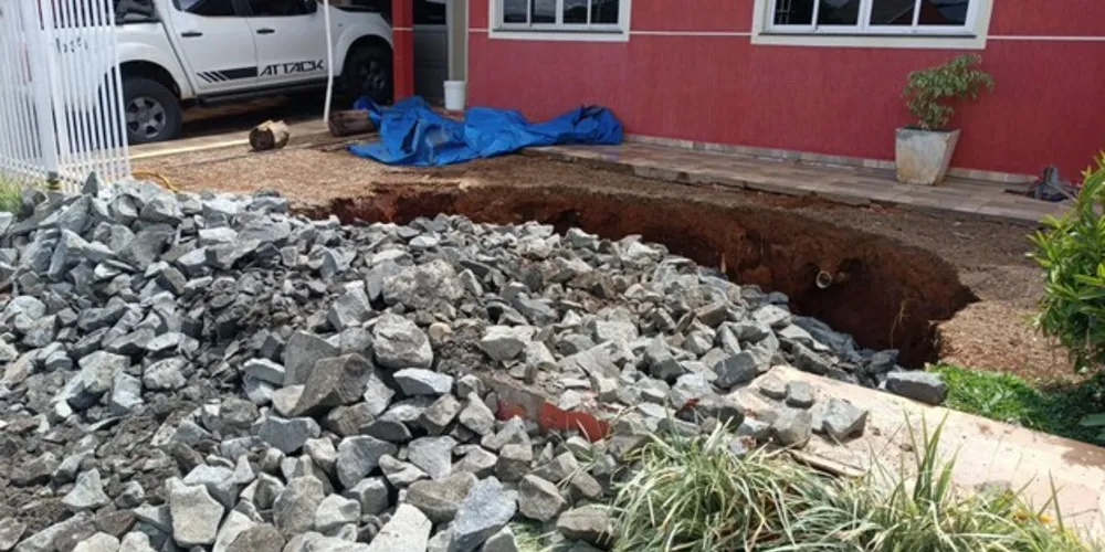 Uma das crateras ficava em frente a uma residência