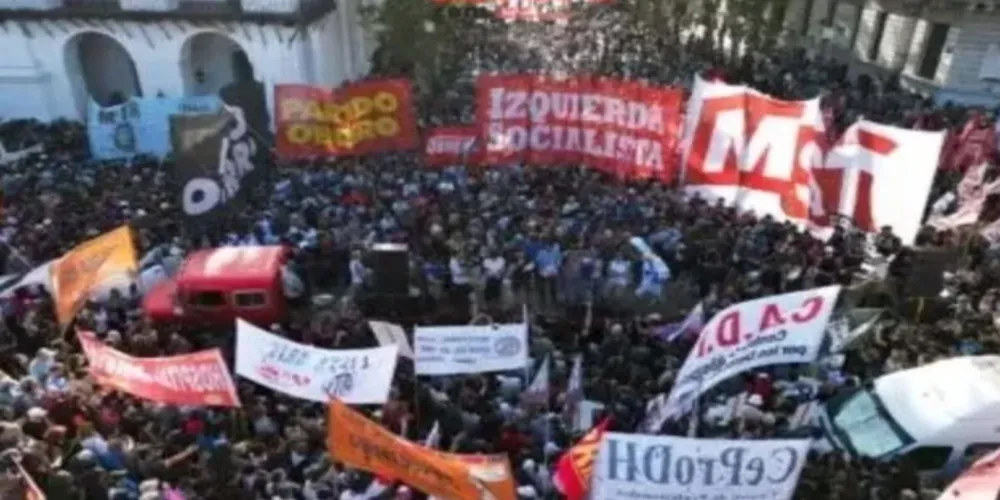 O lema do ato é “O país não está à venda”