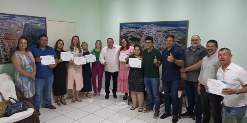 A Prefeitura de Curiúva entregou o Certificado de Seleção para os diretores das escolas municipais