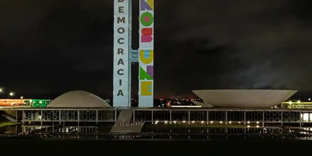 8/1 é lembrado como o dia em que a democracia resistiu ao maior ataque já visto