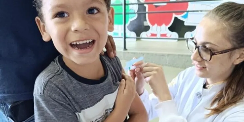 O esquema básico de vacinação para esta faixa etária consiste atualmente em três doses da vacina anticovid