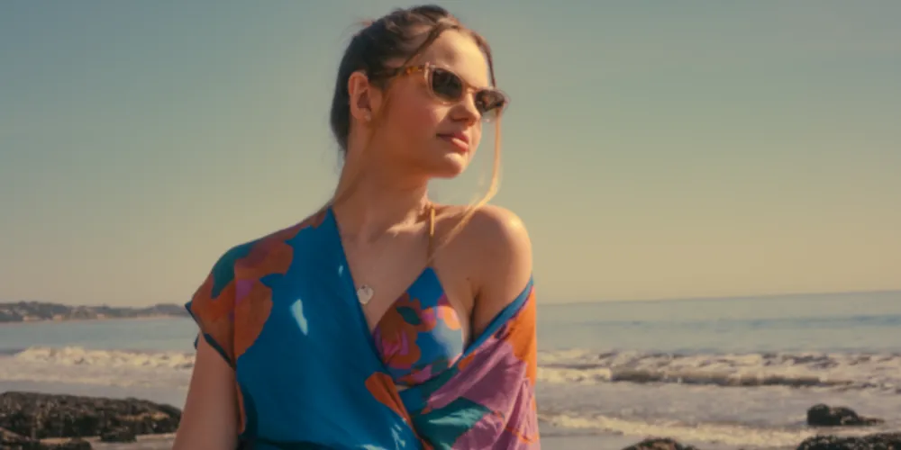 'Sincera' é uma música sobre honestidade, entrega e intensidade, com pegada pop tropical e videoclipe gravado entre as praias e palmeiras paradisíacas de Malibu e Beverly Hills.