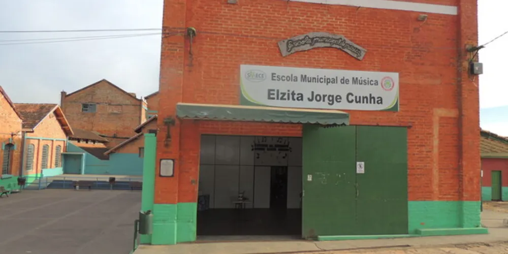 Além de estrutura e professores especializados, a prefeitura disponibiliza o material didático