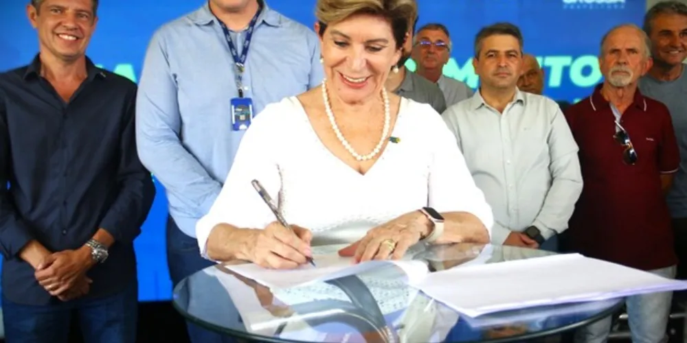 Prefeita Elizabeth fez a assinatura da licitação nesta quinta-feira (8)
