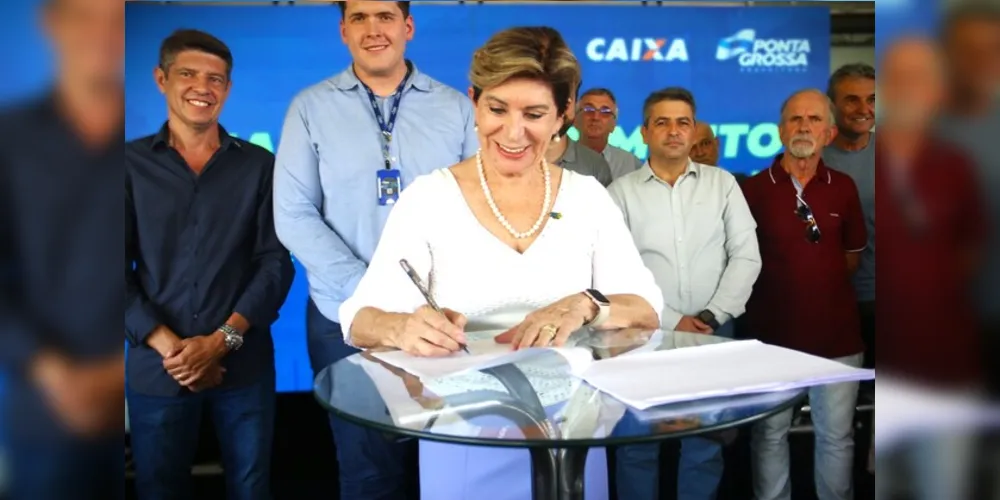 Prefeita Elizabeth fez a assinatura da licitação nesta quinta-feira (8)