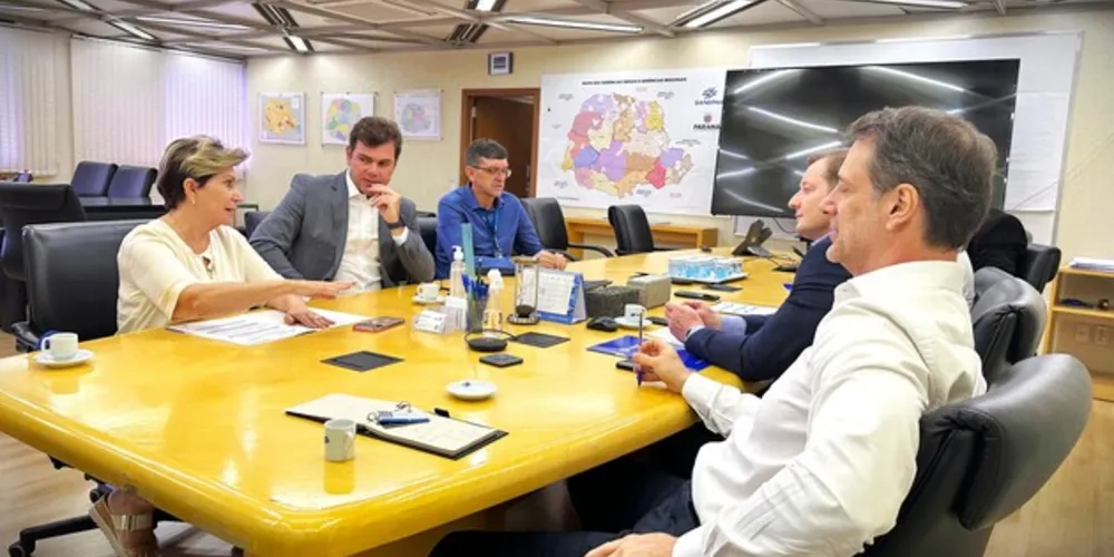 Prefeita e lideranças estiveram reunidas nesta quinta-feira (15)