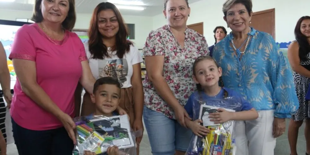 A prefeita Elizabeth Schmidt protagonizou a entrega para os estudantes da Escola Municipal Professor Kamal Tebcherani, no Jardim Esplanada