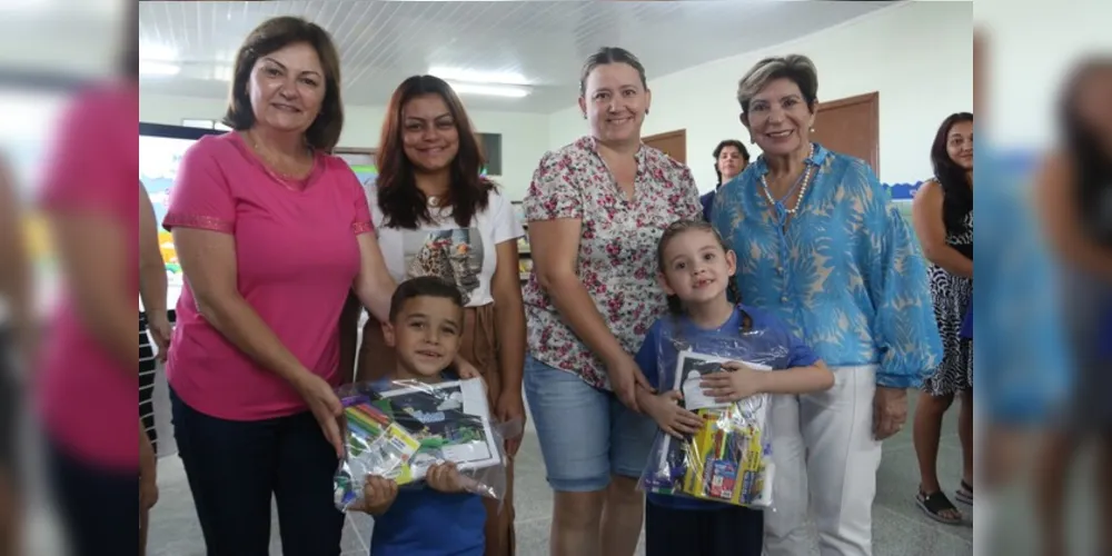 A prefeita Elizabeth Schmidt protagonizou a entrega para os estudantes da Escola Municipal Professor Kamal Tebcherani, no Jardim Esplanada