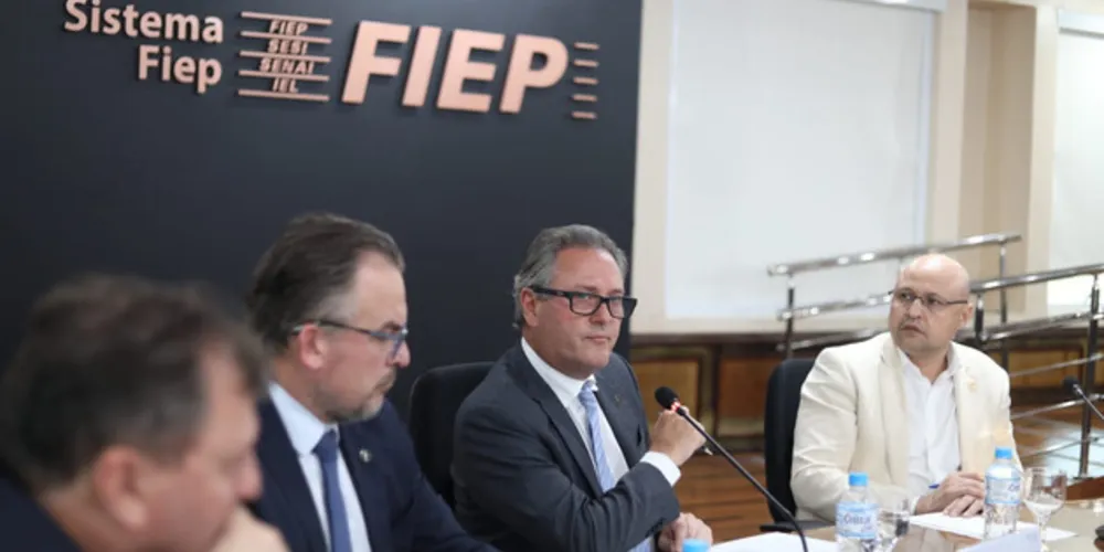 Em dezembro, durante reunião com diretoria da Fiep, o presidente do TJPR, desembargador Luiz Fernando Tomasi Keppen, apresentou a proposta das varas empresariais regionalizadas às lideranças industriais