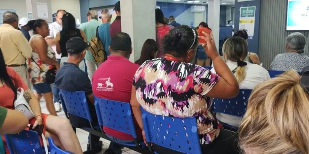 Várias pessoas aguardam atendimento da Sanepar