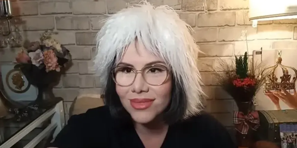 A pastora Sara Sheeva resolveu defender a mãe, a cantora Baby do Brasil, das críticas em torno das falas dela sobre o apocalipse no Carnaval de Salvador