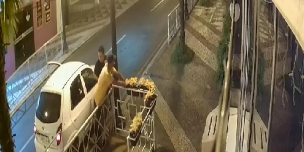 Câmeras de videomonitoramento flagraram a ação