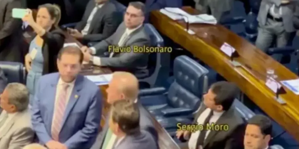 Imagem ilustrativa da imagem Confira a reação de Moro e Flávio Bolsonaro à aprovação de Dino