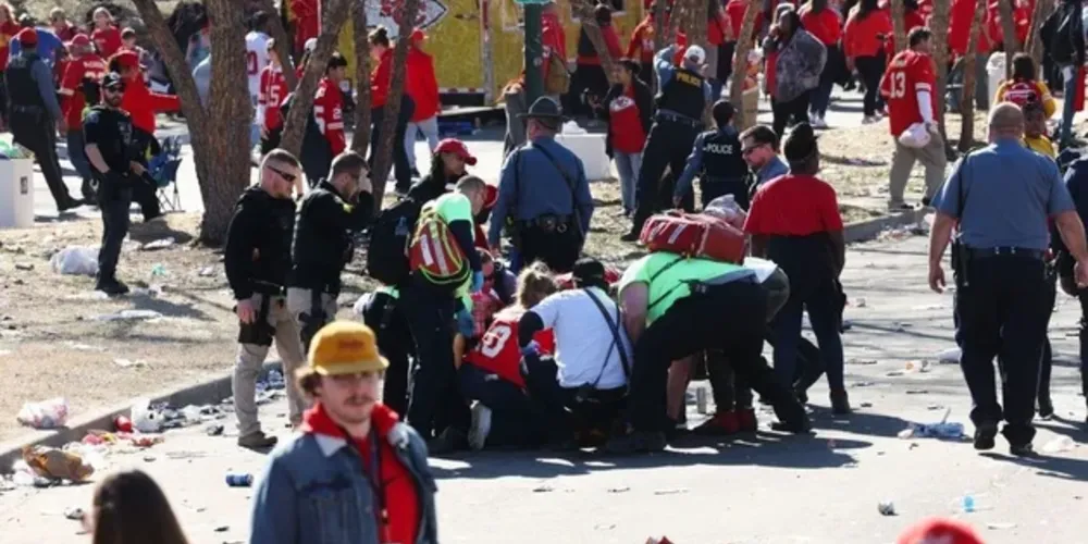O desfile do Kansas City Chiefs, equipe de futebol americano, celebrava a vitória no Super Bowl