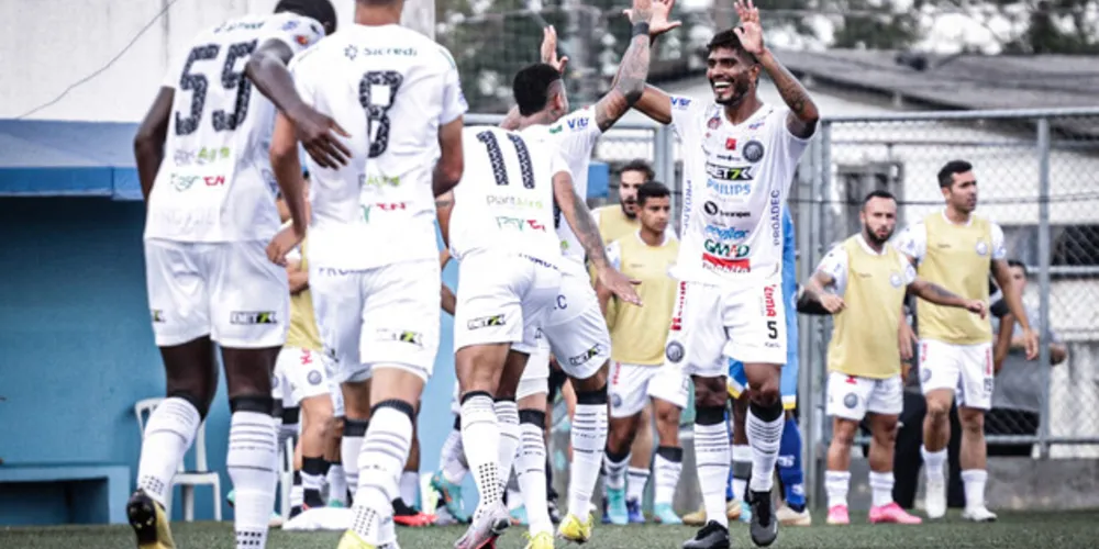 volante Breno falhou na entrada da área, Felipe Garcia se adiantou no lance e tocou para Maxwell, o atacante saiu na cara do gol e fez o gol do Fantasma