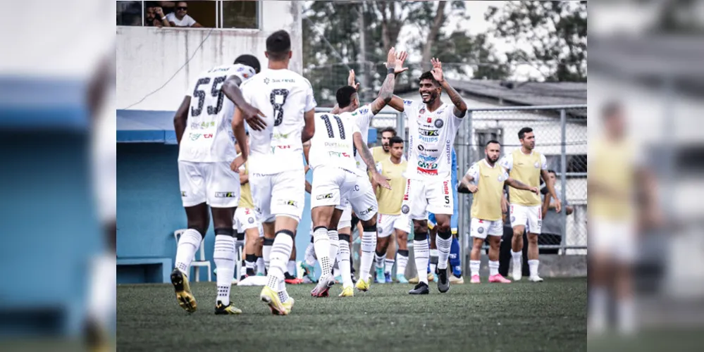 volante Breno falhou na entrada da área, Felipe Garcia se adiantou no lance e tocou para Maxwell, o atacante saiu na cara do gol e fez o gol do Fantasma