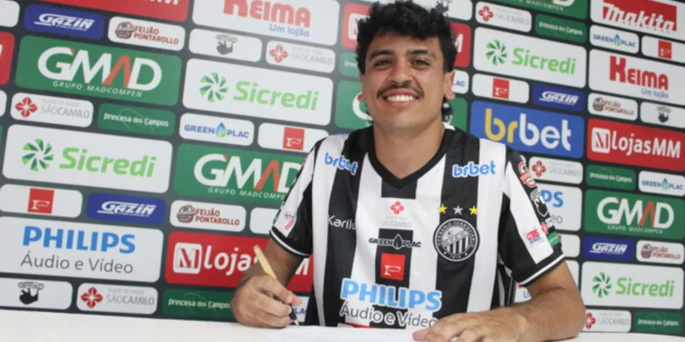 Filipe Claudino, atacante do Operário Ferroviário, comemora a renovação de contrato.