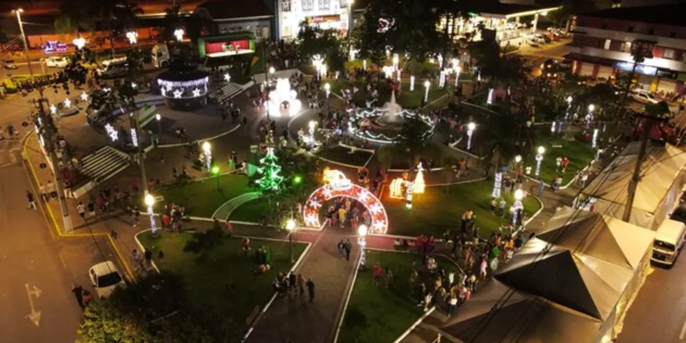 A cidade está toda iluminada e ornamentada para a ocasião