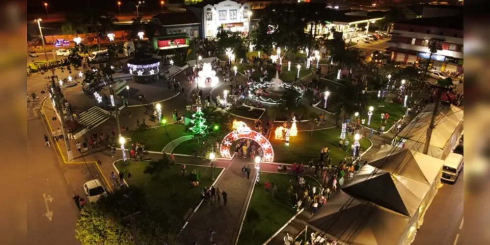 A cidade está toda iluminada e ornamentada para a ocasião