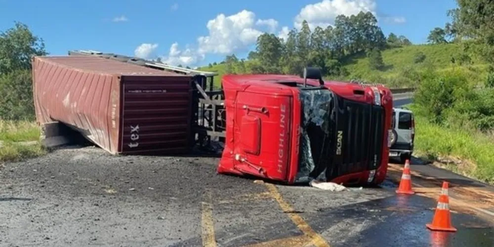 Caminhão Scania tombou na BR-376 em Ortigueira