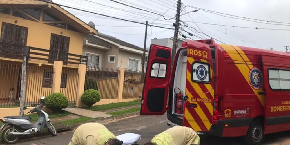 Socorristas do Corpo de Bombeiros informaram que a vítima teria 30 anos e não teve ferimentos graves