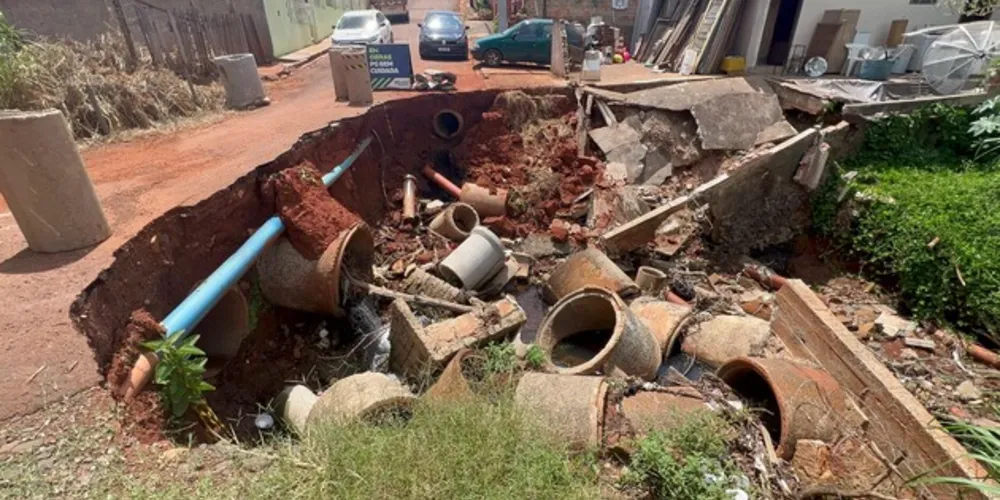 A 'cratera' se formou no período das fortes chuvas