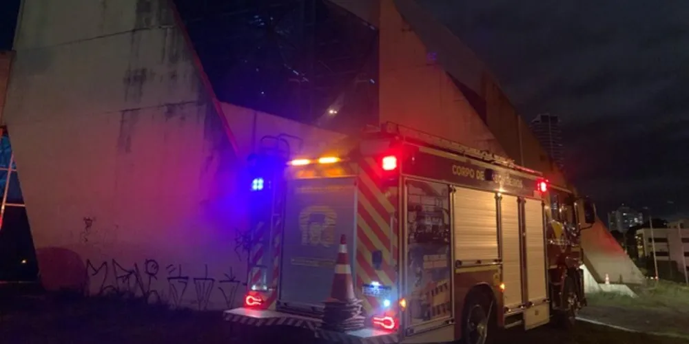 Veículo ABTR dos Bombeiros esteve no local da ocorrência