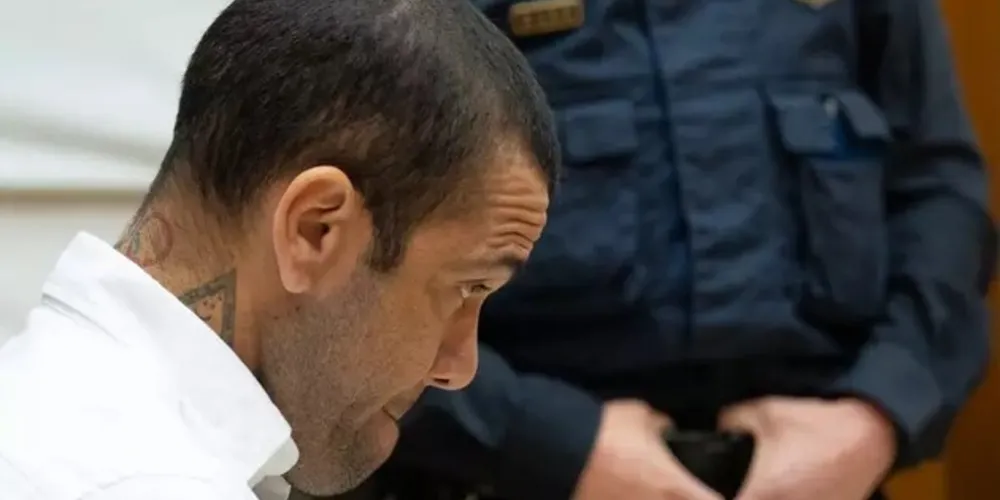 Preso preventivamente após ser acusado de estupro contra uma mulher de 23 anos, Daniel Alves começou a ser julgado nesta segunda-feira (5)