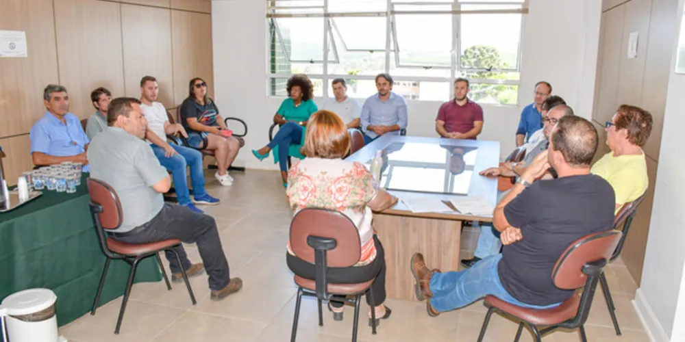 O anúncio foi feito durante encontro na prefeitura